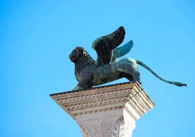 Venedik, VE, İtalya - 13 Şubat 2024: Venedik Serenissima Cumhuriyeti 'nin ve Saint Mark Meydanı' ndaki mavi gökyüzünün kanatlı aslan sembolü