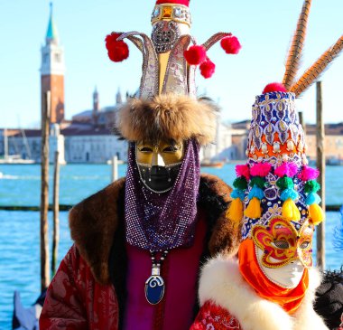 Venedik, VE, İtalya - 13 Şubat 2024: Deniz kıyısındaki karnaval sırasında büyük hayalgücü olan kadın ve erkek
