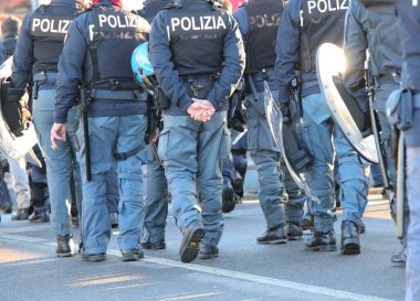 Vicenza, VI, İtalya - 20 Ocak 2024: İtalyan polisi miğferli protesto gösterisi sırasında ayaklanma kıyafeti giymişti