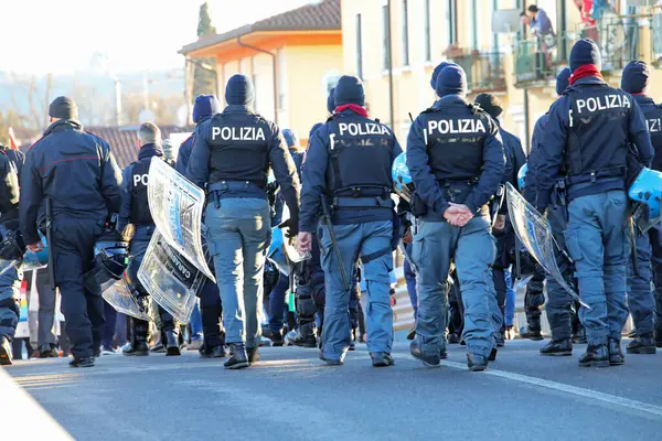 Vicenza, VI, İtalya - 20 Ocak 2024: İtalyan polisi miğferli protesto gösterisi sırasında ayaklanma kıyafeti giymişti