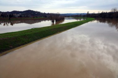 Aralıksız yağmur nedeniyle nehir taştı ve ekili tarlalarıyla kırsal bölge sular altında kaldı.