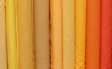 Kumaş ve hobi dükkanındaki renkli kumaşların arka planı