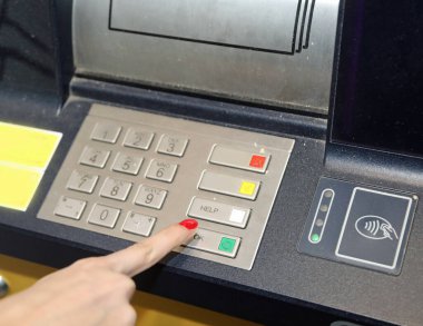 Kırmızı Çivi Cilalı Parmak Numerik Klavyede Güvenlik Kodu Yazıyor