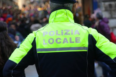 İtalyan şehrinde devriye gezerken polis üniformalı ve tetikte.