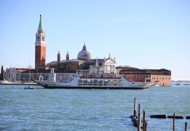 Venedik 'te Giudecca Kanalı' ndaki Saint George kilisesi ve yüksek çan kulesi İtalya 'da tekne ve feribot ile