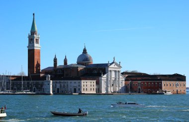 Venedik 'te Giudecca Kanalı' ndaki Saint George kilisesi ve yüksek çan kulesi.