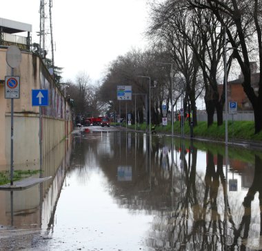 Şiddetli yağmur ve antik kanalizasyon sistemi nedeniyle nehir taşkınından sonra şehrin caddesi sular altında kaldı