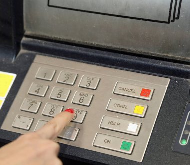 Tırnakları kırmızı ojeli parmak çok gizli şifreyle sayısal tuş takımına giriyor.
