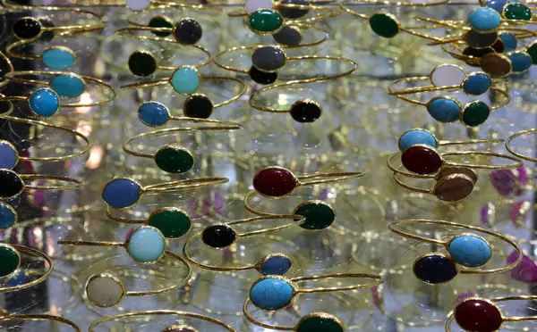 Gouden Armbanden Met Kostbare Gekleurde Stenen Vitrine Van Kostuum Sieraden — Stockfoto