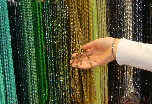 Strengen Van Kristal Glazen Kettingen Koop Juwelier Een Hand Van — Stockfoto