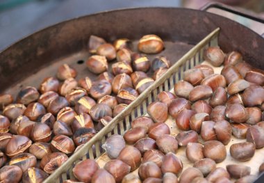 Sokakta közlenmiş kestaneler sonbahar sokak yemekleri kadar ideal.