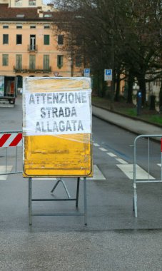 Uyarı işareti büyük metin ATTENZION STRADA İtalyanca 