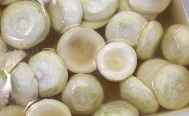 Birkaç terbiye edilmiş enginar kalbi manavda satılıyor.