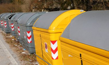 Atık maddelerin yönetimi için ekolojik alandaki atıkların ayrı toplanması için çöp kutuları