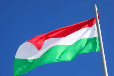 Macaristan kırmızı beyaz ve yeşil çizgili Macaristan bayrağı Budapeşte 'de mavi gökyüzü ile Avrupa' da