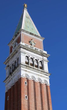 Venedik, VE, İtalya - 13 Şubat 2024: Saint Mark 'ın çan kulesi CAMPANILE DI SAN MARCO ve mavi gökyüzü