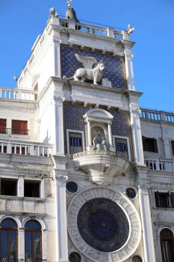 Venedik, VE, İtalya - 13 Şubat 2024: St. Mark Meydanı 'ndaki Astronomik Saatin Kanatlı Aslanı