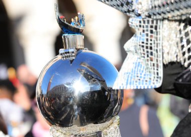 Venedik, VE, İtalya - 13 Şubat 2024: Karnaval ve kürede birçok aynası olan maskeli kişi