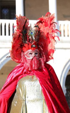 Venedik, VE, İtalya - 13 Şubat 2024: Saint Mark Meydanı 'ndaki Venedik Karnavalı' nda Maskeli Kadın