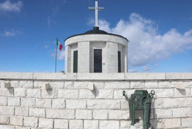 Pieve, TV, İtalya - 13 Mart 2024: Askeri Anıt Şapeli Birinci Dünya Savaşı ve bayrak mezarlığı