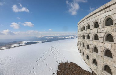 Pieve, TV, İtalya - 13 Mart 2024: Monte Grappa Askeri Anıtı Kışın ölen askerlerin isimleriyle birlikte gömüldü