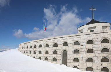 Pieve, TV, İtalya - 13 Mart 2024: Monte Grappa Askeri Anıtı Kışın ölen askerlerin isimleriyle birlikte gömüldü