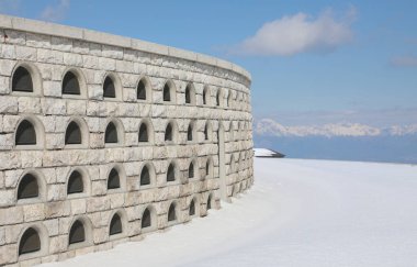Pieve, TV, İtalya - 13 Mart 2024: Birinci Dünya Savaşı askerlerinin kemiklerini içeren bölümler