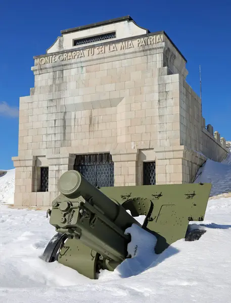 Pieve Italia Marzo 2024 Monumento Guerra Militar Con Cañones Nieve —  Fotos de Stock