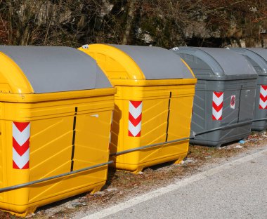 Şehirde geri dönüşümlü materyalleri ayırmak için sayısız çöp bidonu bulunan belirlenmiş alan