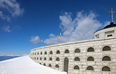 Pieve, TV, İtalya - 13 Mart 2024: Birinci Dünya Savaşı 'nın kar ve italyan bayraklı bir ozofu