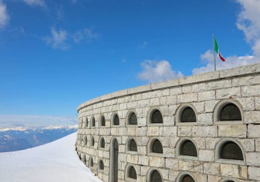 Pieve, TV, İtalya - 13 Mart 2024: Birinci Dünya Savaşı askerlerinin kemiklerini içeren bölümler