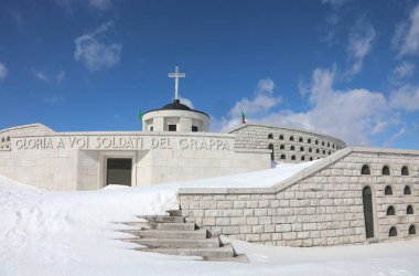 Pieve, TV, İtalya - 13 Mart 2024: Monte Grappa Askeri Anıtı ve kışın Grappa Dağı 'nın askerleri için zafer anlamına gelen metin