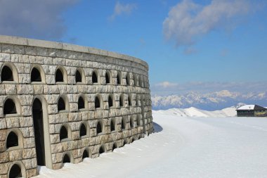 Pieve, TV, İtalya - 13 Mart 2024: Monte Grappa Askeri Anıtı Kışın ölen askerlerin isimleriyle birlikte gömüldü