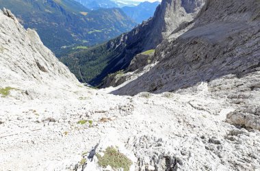 Kayalık vadi ve dağların ortasındaki sarp yolda insanlar olmadan uzanan çıkıntı.