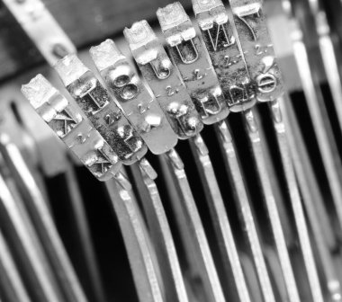 Mekanik detaylar eski bir retro daktilonun metal kolu ve rahatlatıcı karakterler ile