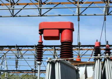 Otomatik voltaj düzenleyici adı verilen büyük aygıtın ayrıntıları