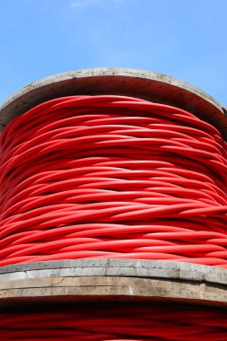 Kırmızı yüksek voltajlı elektrik kablosu makarasının alt görüntüsü