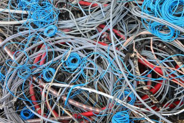 Geri dönüşüm merkezinde ayrı atık toplama ve malzeme geri dönüşümü için eski bakır ve PVC elektrik kabloları