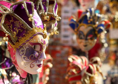 Venedik maskeleri karnaval festivali sırasında San Marco Meydanı 'nda satılık.