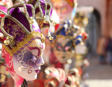 Venedik maskeleri karnaval festivali sırasında San Marco Meydanı 'nda satılık.