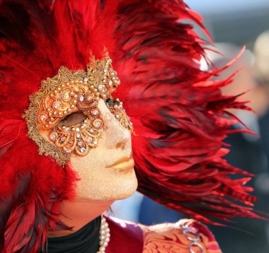 Kutlamalar sırasında St. Mark Meydanı 'nda Venedik karnaval maskesi takan kişi