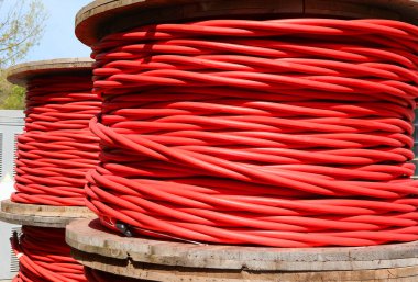 Şehirdeki elektrik santrallerini bağlamak için 30 bin volta kadar elektrik kablosu taşıyabilen yüksek voltajlı kırmızı elektrik makaraları.