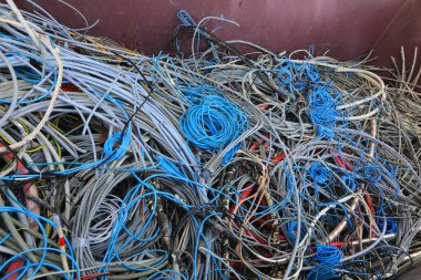 Çevreyi korumak için malzeme ve bakırın geri dönüşümü için geri dönüşüm konteynerinde kullanılan büyük miktardaki elektrik kabloları