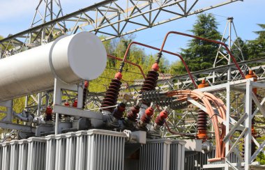 Hugetransformer, şehrin kullanıcılarına elektrik sağlayan elektrik santralindeki voltaj dönüşümüne