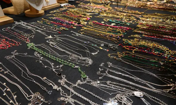Vele Kettingen Armbanden Enkelbanden Voor Vrouwen Van Goud Metallisch Materiaal — Stockfoto