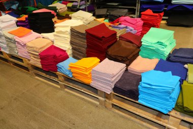 Hobi dükkanındaki paletlerde satılık rengarenk kumaşlar