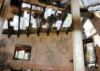 Yanan çatı ve yangından sonra yıkılmış ev.