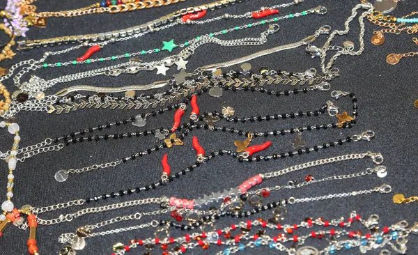 Viele Halsketten Und Armbänder Und Fußkettchen Mit Rotem Chilipfeffer Einem — Stockfoto