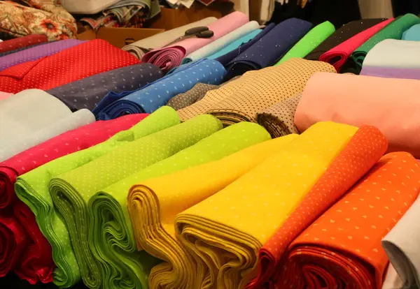 Birçok renkli pamuk ve kumaşların terzi ve kumaş dükkanının tezgahında satıldığını hissettim.
