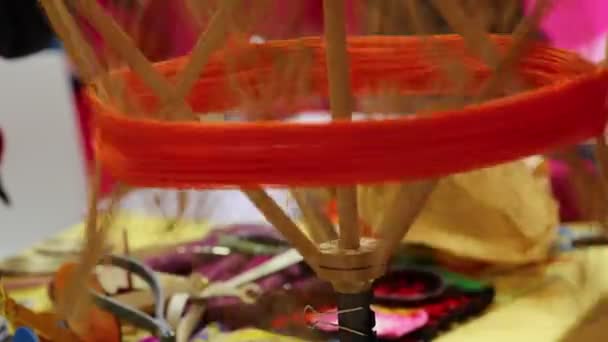 纺纱机纺纱轮 纺纱轮快速转动 用于针织厂生产纱球 — 图库视频影像